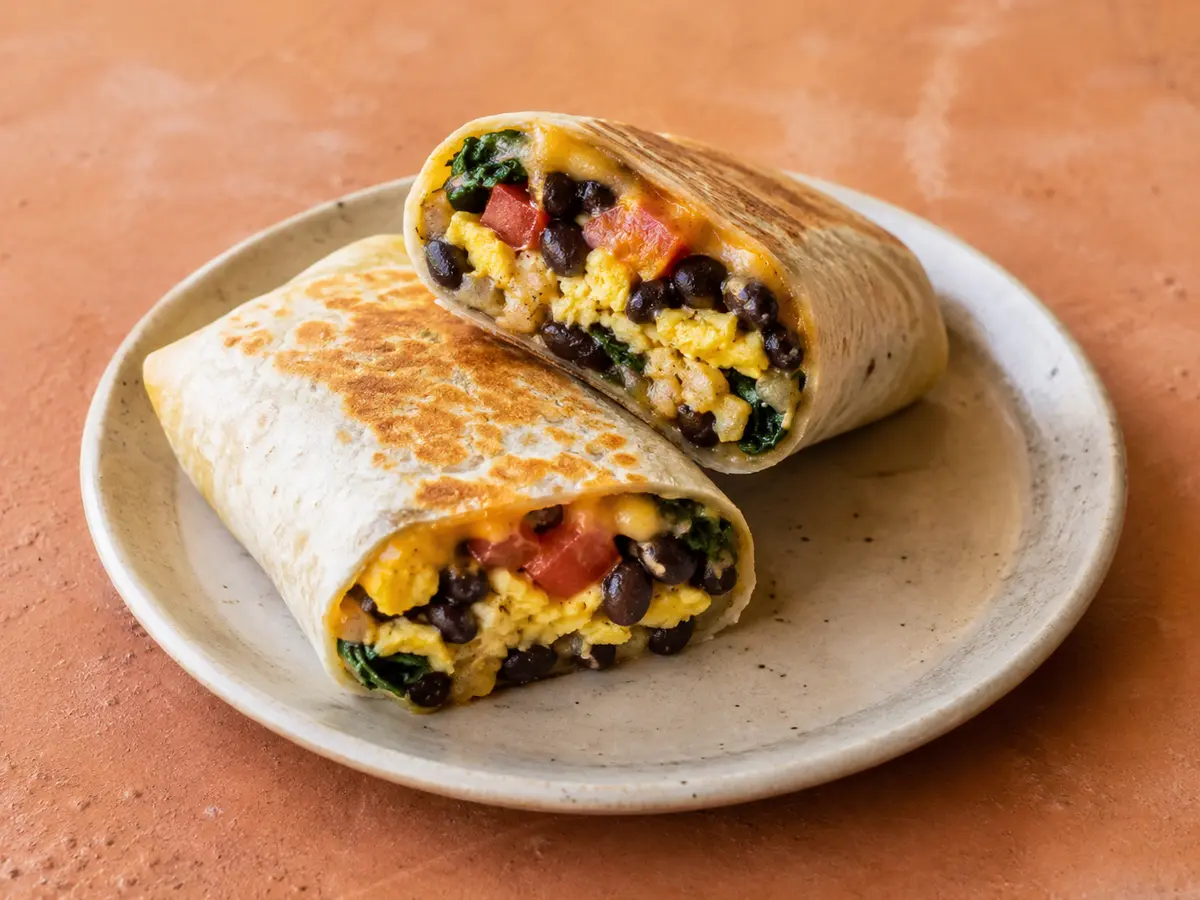 Burritos du matin garnis d’œufs, haricots et légumes